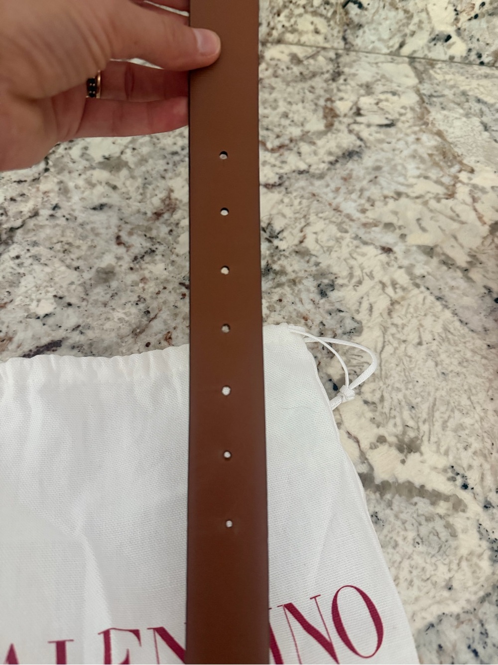 Valentino Garavani VLogo Signature reversible leather belt in black and camel le - Picture 4 of 4